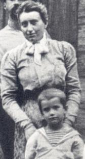 М. Я. Чемберс-Билибина с сыном Александром. Фото ок. 1908.